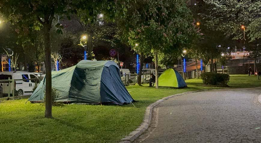İstanbullular deprem endişesiyle bu geceyi de dışarıda geçirdi