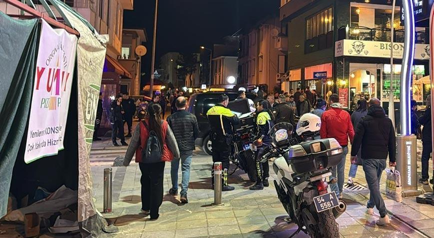 Kafeye girip silahla dehşet saçtı! Engel olmak isteyen işletmeciyi bıçakladı