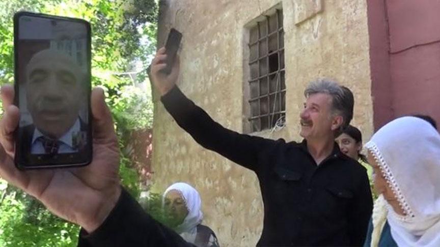 Mahalleli, boş kilisenin bahçesine akın etti! Herkes telefona sarıldı