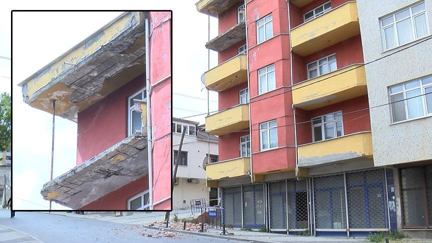 Sancaktepe’de faciadan dönüldü! 5 katlı binanın balkonu çöktü
