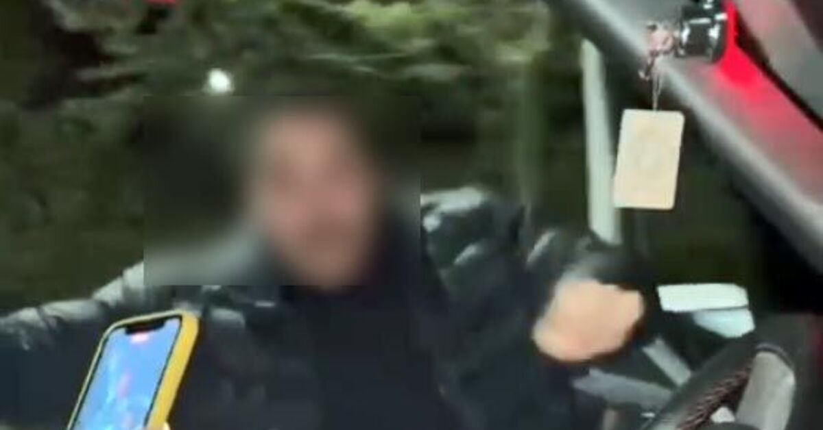 Seyir halindeki aracın kapısını açıp dans etti! Düşme anı kamerada! | Son dakika haberleri