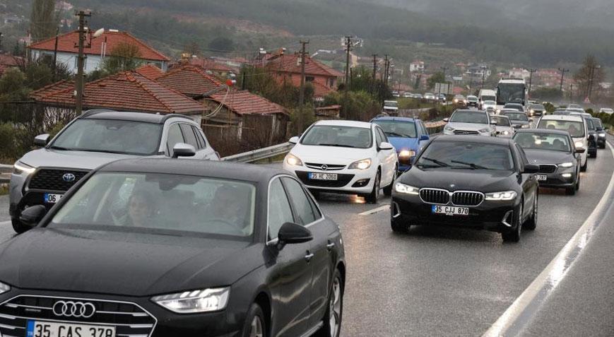 Tatilcilerin dönüş çilesi başladı! Kilometrelerce kuyruk oluştu