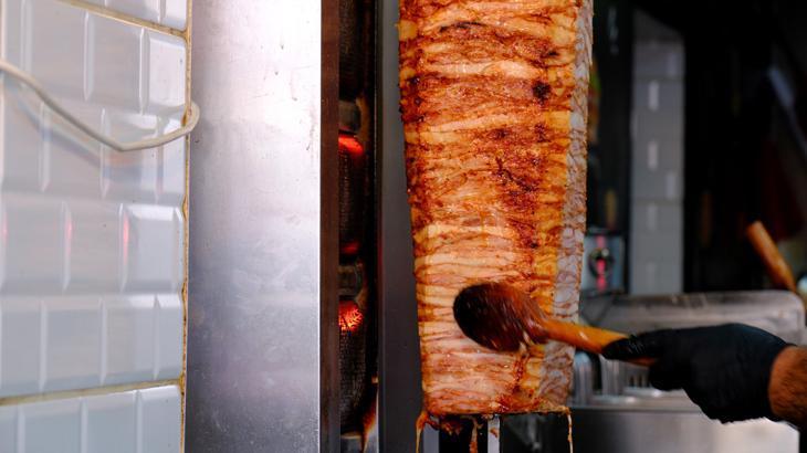 Tavuk döner teyakkuzu! Skandal görüntüler sonrası Bakan Yumaklı’dan ilk açıklama