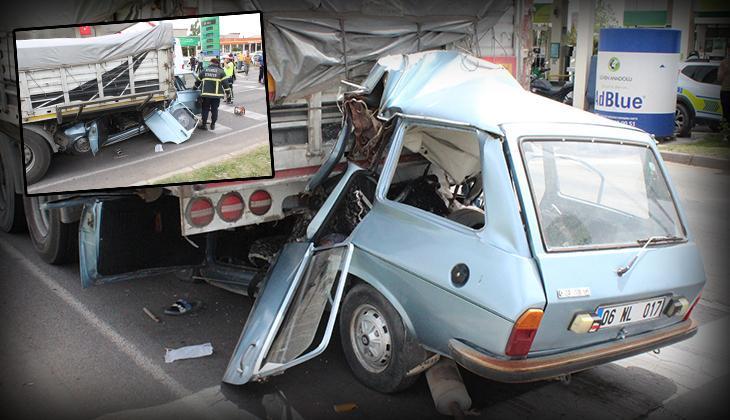 Aksaray’da feci kaza! TIR’a çarpan otomobil hurdaya döndü