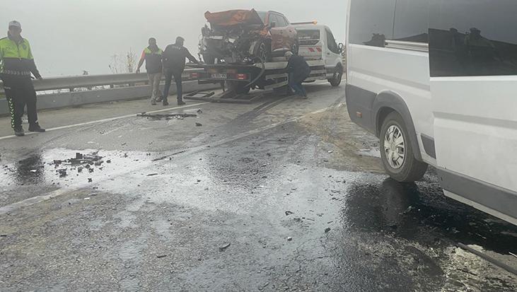 Bursa’da işçi servis minibüsü ile otomobil çarpıştı: 2’si ağır, 12 yaralı