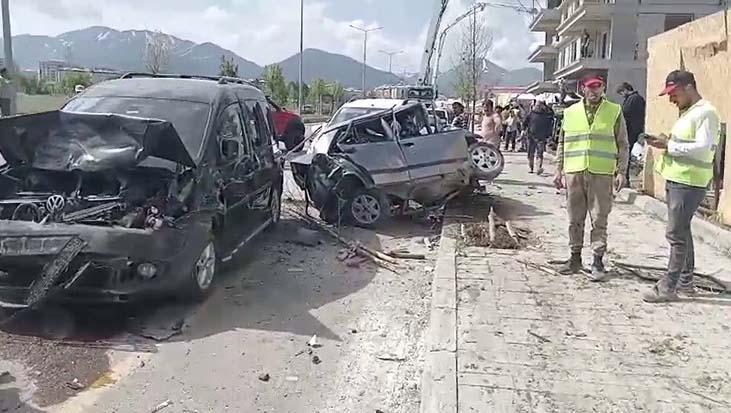 Freni boşalan beton mikseri onlarca araca çarparak devrildi