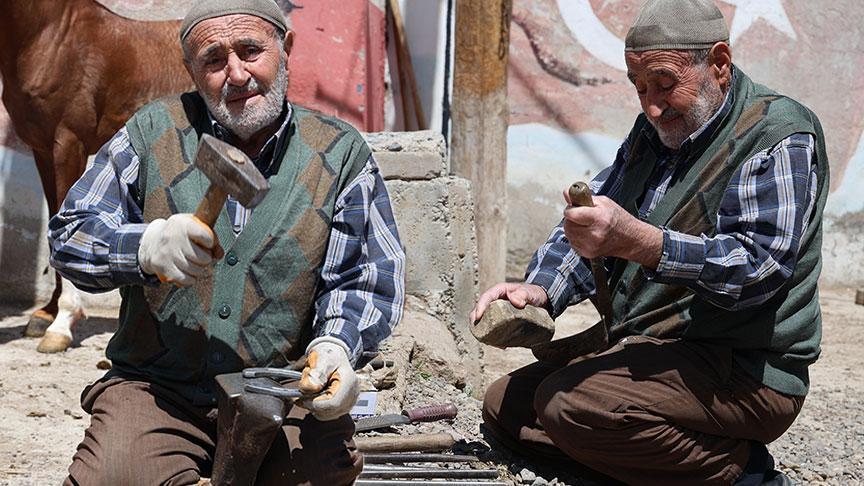 Gençler ‘zor’ diye uzak duruyor o 63 yıldır bu işi yapıyor! Sadece 300 TL için…