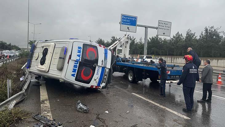 Hamile kadını taşıyan hasta nakil ambulansı devrildi