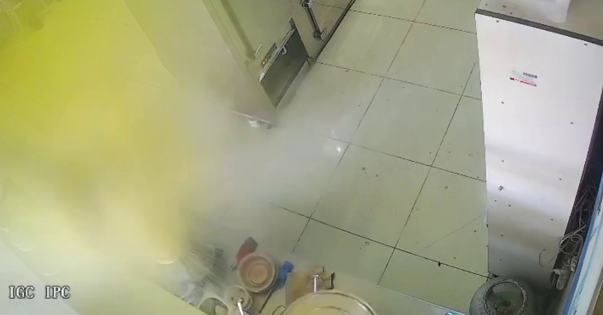 Mersin'de iş yerindeki düdüklü tencerenin patlama anı güvenlik kamerasında – Güncel haberler