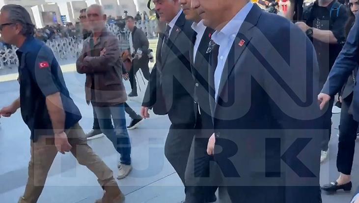 Özgür Özel’e yumruklu saldırıyı gerçekleştiren şüphelinin tören öncesi görüntüleri ortaya çıktı