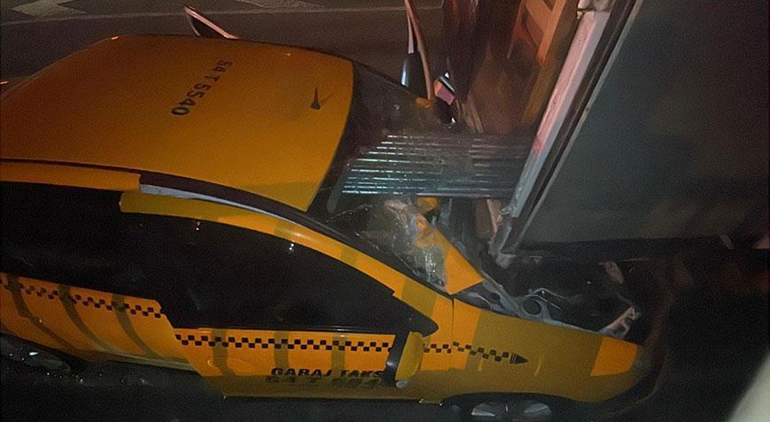 Sakarya’da feci kaza! Taksi demir yüklü kamyonete çarptı, şoför hayatını kaybetti
