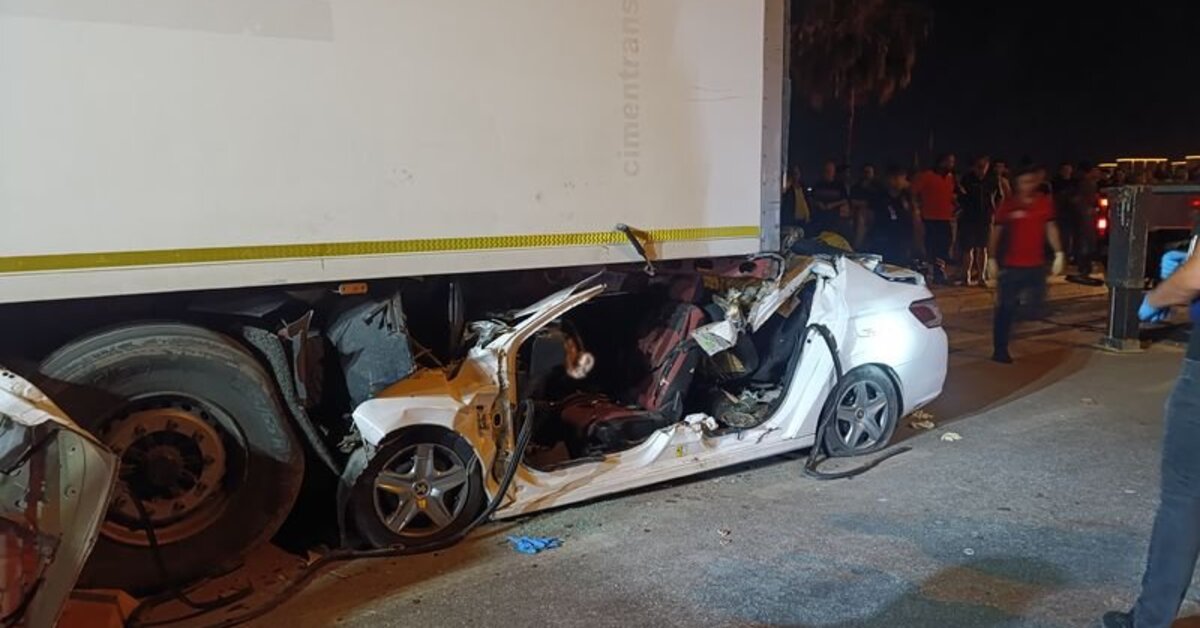 Silifke'de TIR'a çarpan otomobil hurdaya döndü: 2 ölü | Son dakika haberleri