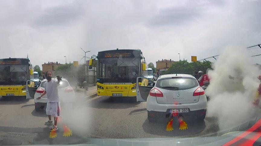 Trafikte dehşet anları! Bıçaklı saldırgana yangın tüpüyle karşılık verdi