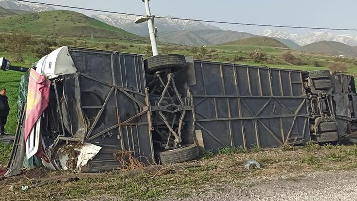 Van’da yolcu otobüsü devrildi: Çok sayıda yaralı var