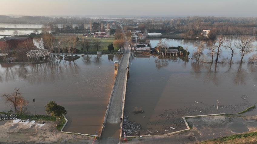 Edirne’de taşkın tehlikesi büyüyor! Meriç Nehri kırmızı alarmda, Tunca kent merkezinde yükseliyor