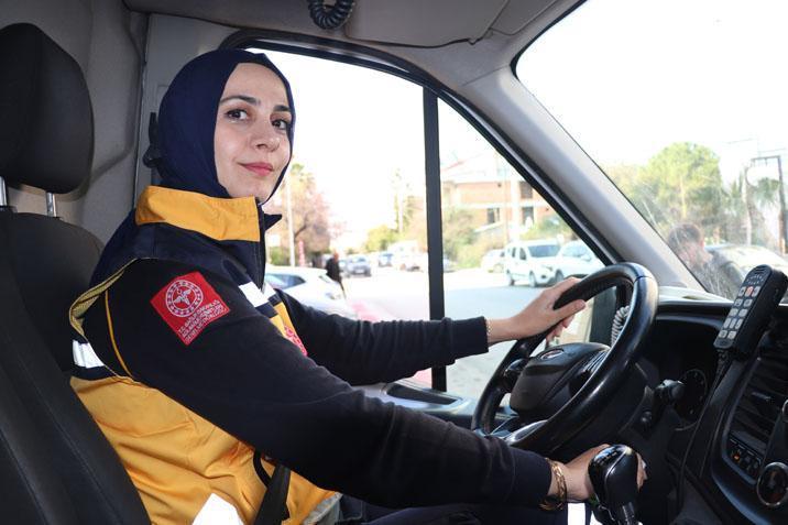 Ambulansın direksiyonunda kadın gücü! Her çağrıda saniyelerle yarışıyor