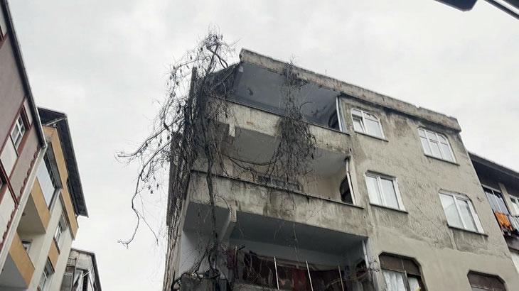 Bağcılar'da 4 katlı apartmanın çatısı çöktü! Bina boşaltıldı