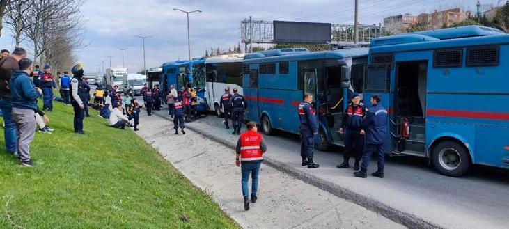 Başakşehir'de 4 cezaevi sevk aracı kaza yaptı! 6 jandarma yaralandı