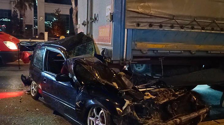 Bursa'da otomobil, park halindeki TIR'ın altına girdi