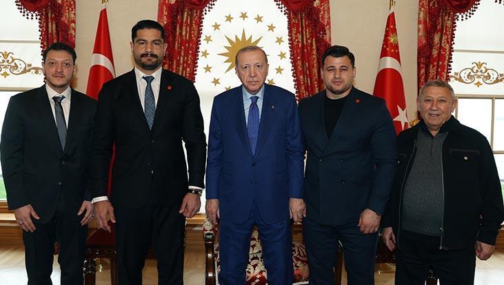 Cumhurbaşkanı Erdoğan, Türkiye Güreş Federasyonu Başkanı Akgül'ü kabul etti