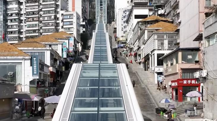 Dünyanın en uzun açık hava yürüyen merdiveni açıldı: 80 katlı bina yüksekliğinde