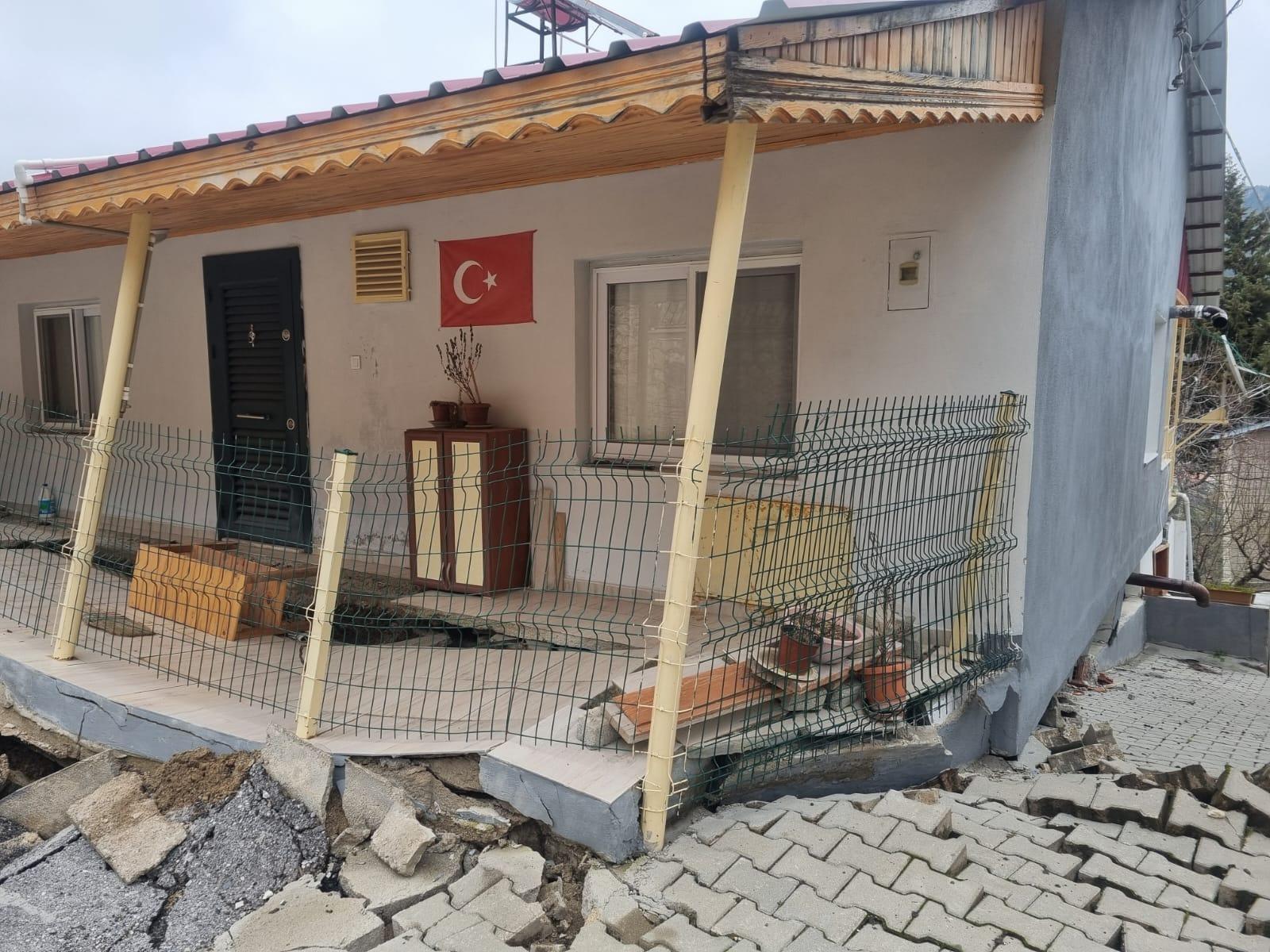 Gece yarısı toprak kaydı! Mersin'de evler çöktü