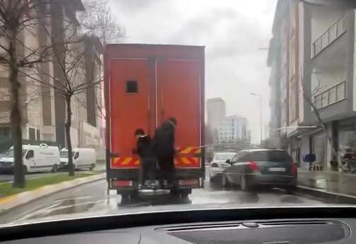 İstanbul trafiğinde patenle tehlikeli yolculuk! Ölümü böyle hiçe saydılar