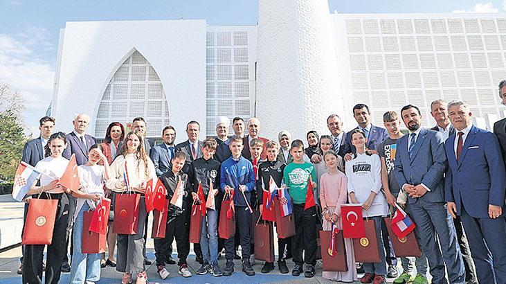 Kurtulmuş, Sisak Recep Tayyip Erdoğan İslam Kültür Merkezi’ni ziyaret etti
