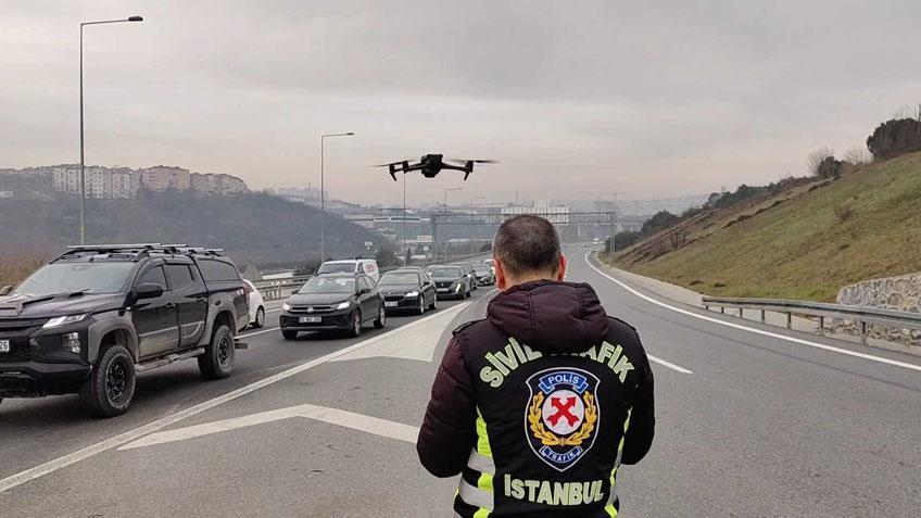 Trafikte ‘kaynak’ yapanlara havadan takip! Taralı alanı ihlal edenlere ceza yağdı