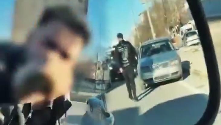 Trafikte öfke patlaması! Aracın camına yumruk attı, cezası ağır oldu