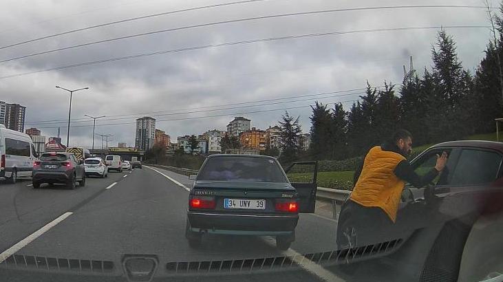 Trafikte skandal olay! Aracından indi, diğer araçtaki sürücüye tokat attı