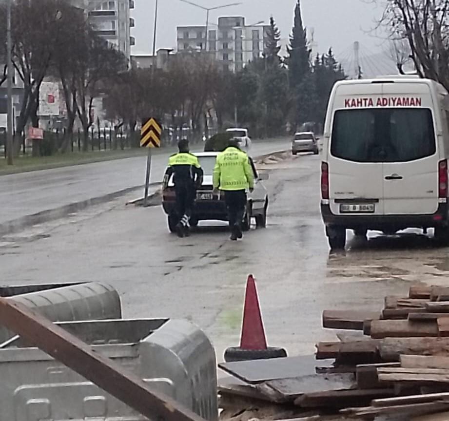 Yolda kalan sürücünün yardımına polis koştu! Yağmura aldırmadılar, aracı ittiler