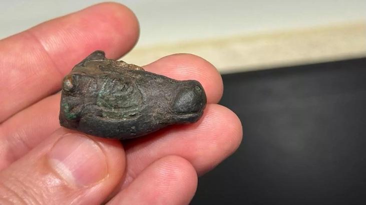 Yürüyüş yaparken tesadüf eseri, 3 bin yıllık bir heykelcik buldu