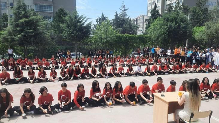 9 kişinin hayatını kaybettiği Ayser Çalık Ortaokulu'nda sessiz 23 Nisan
