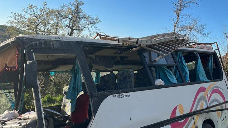 Adana'da tarım işçilerini taşıyan midibüs devrildi! 17 kişi yaralandı