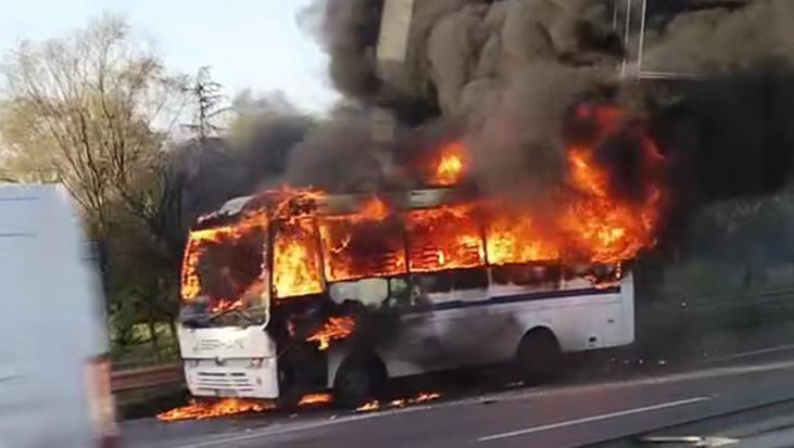 Bayrampaşa’da seyir halindeki servis midibüsünde yangın! Şoför son anda fark etti