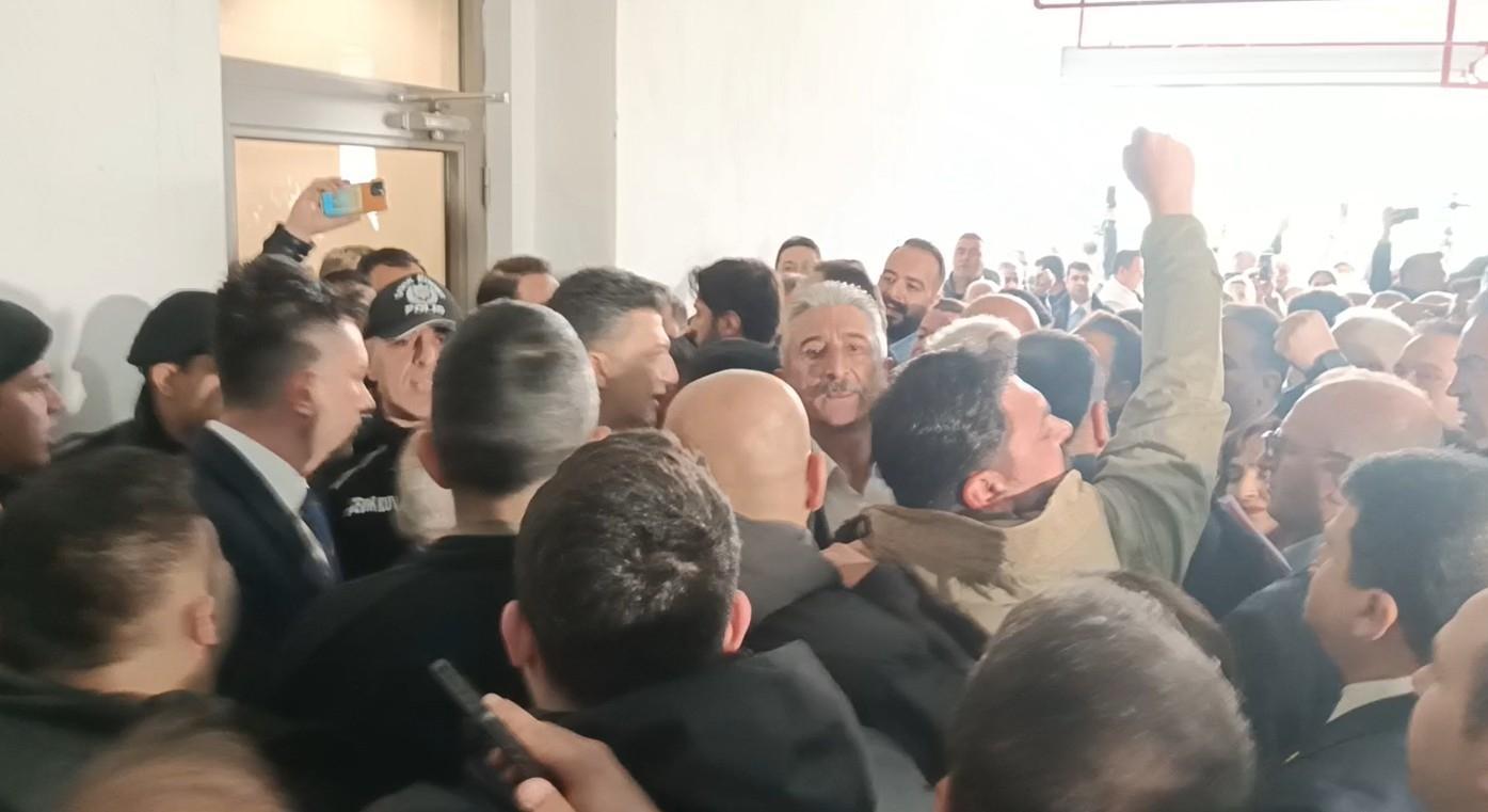 Bursa Büyükşehir Belediyesi'nde başkan vekili seçimi öncesi ortalık karıştı, CHP'liler binaya zorla girmek istedi