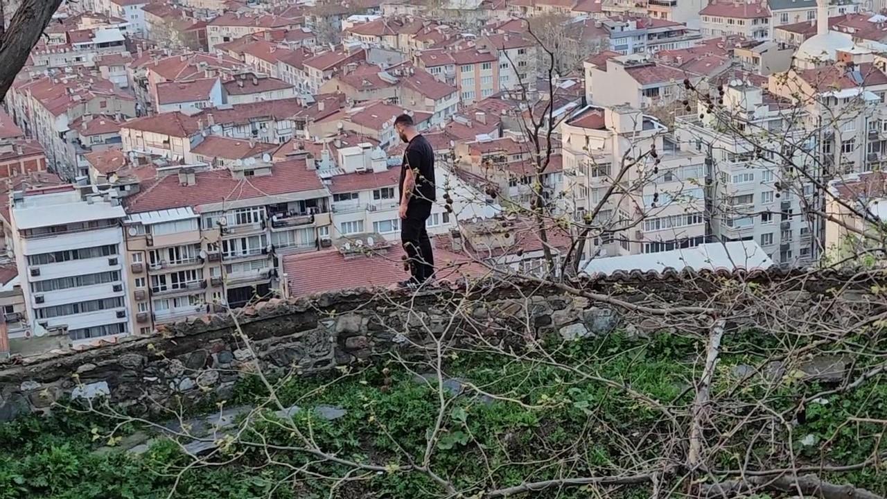 Bursa’da surlara çıkan adam, 'Ezgi gelmezse atlarım' dedi! Jiletlerle intihar tehdidi savurdu