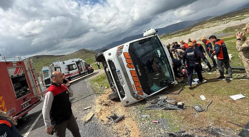 Diyarbakır’da yolcu midibüsü devrildi! Ölü ve yaralılar var