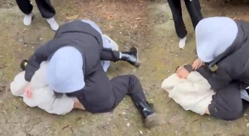 Görüntüler Bolu'dan! Liseli kızların kavgası kamerada