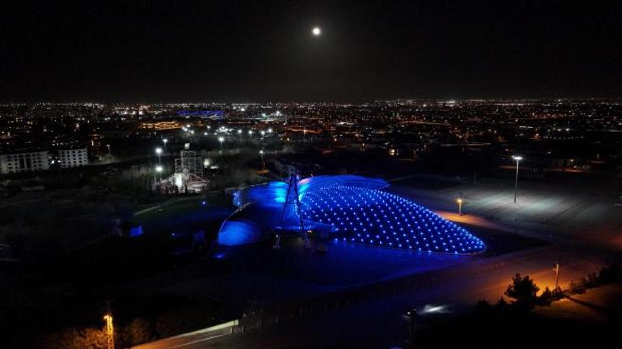 Konya’da dikkat çeken görüntü: Simge yapılar maviye büründü
