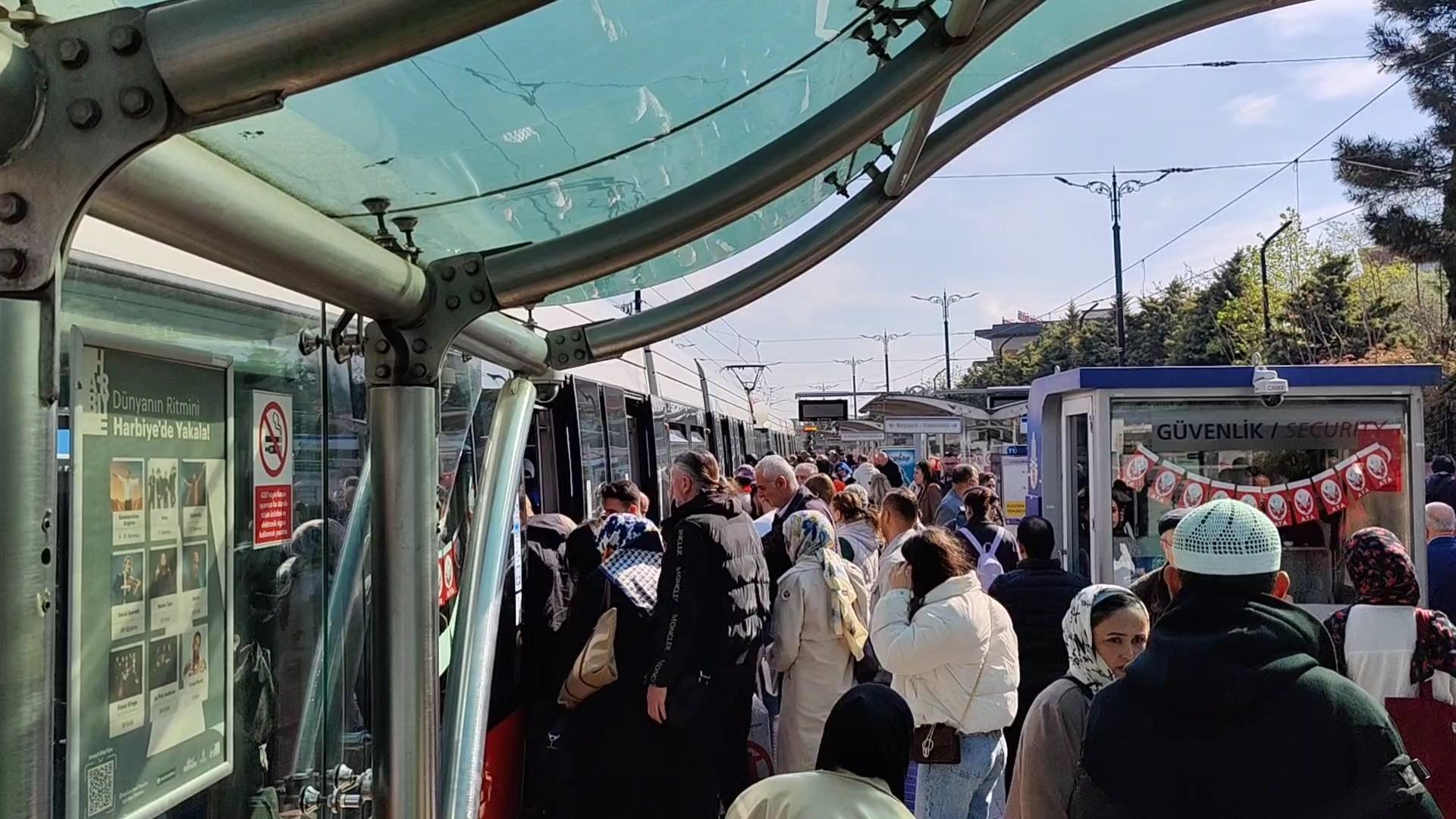 T1 Kabataş-Bağcılar Tramvay Hattı’nda arıza! Seferler aksadı, yolcular raylarda yürüdü