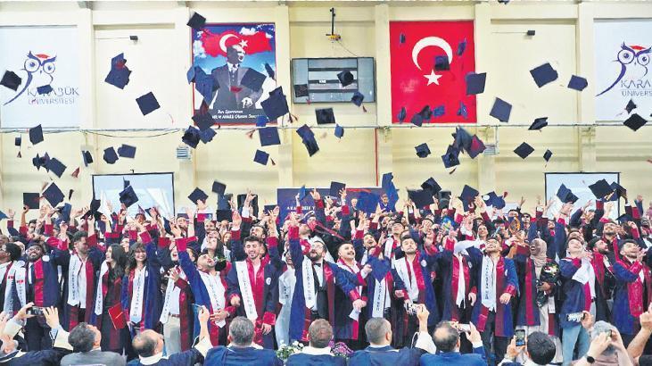 Anaokulundan üniversiteye… Kep attıran değil cep yakan tören