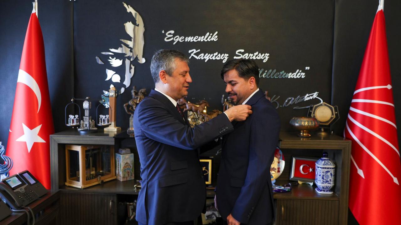 Arif Kocabıyık CHP’ye transfer oldu! Rozetini Özgür Özel taktı! Partililer isyan etti