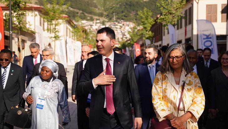 Bakan Kurum, mevkidaşlarına Asrın İnşa Seferberliği’ni Hatay sokaklarında anlattı