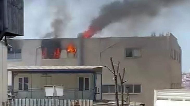 Bayrampaşa'da 3 katlı iş yerinde yangın