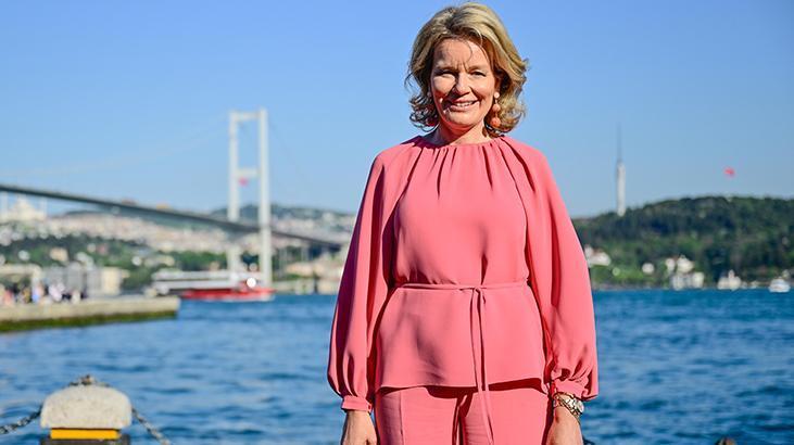 Belçika Kraliçesi Mathilde ve heyeti Ortaköy'ü gezip fotoğraf çektirdi