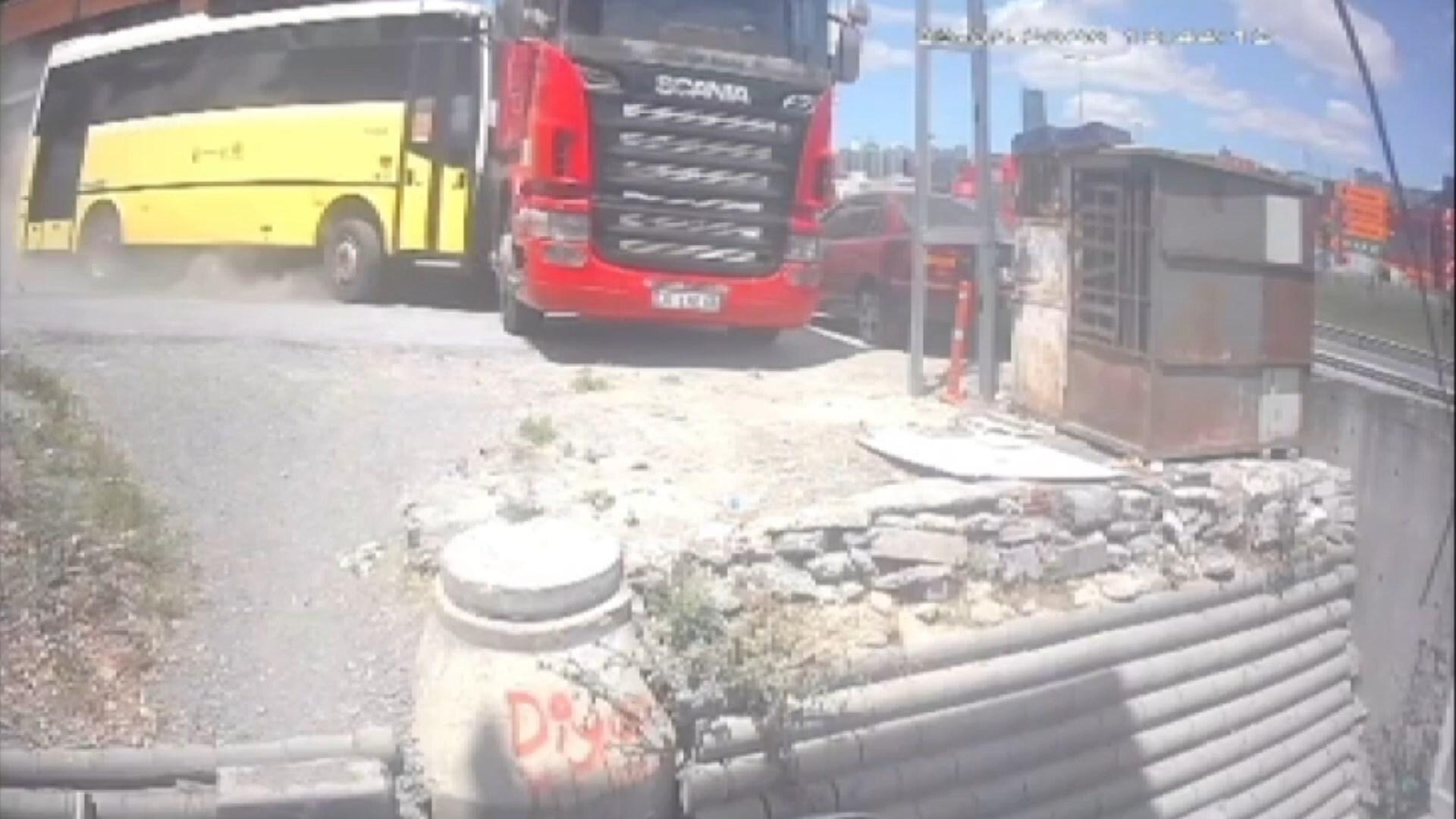 Beylikdüzü’nde korku dolu anlar! Freni boşalan İETT otobüsü kontrolden çıktı