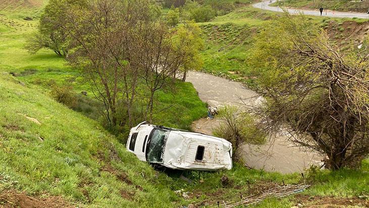 Bitlis'te kontrolden çıkan minibüs şarampole devrildi! Çok sayıda yaralı var