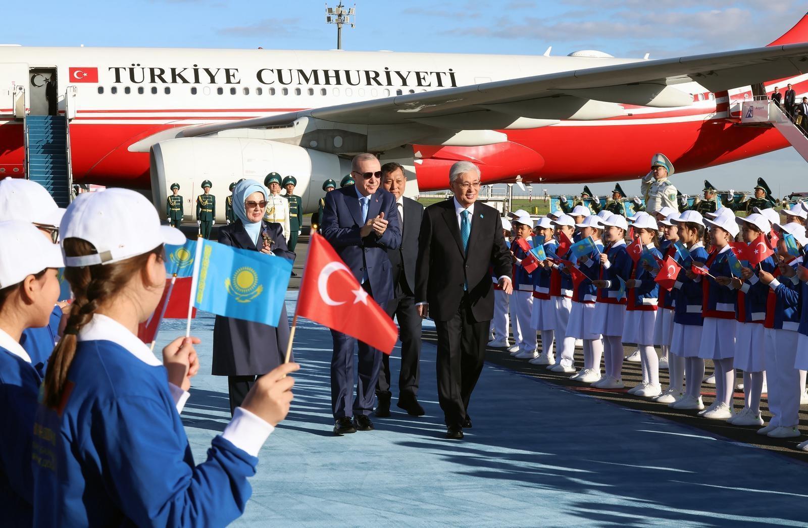 Cumhurbaşkanı Erdoğan Kazakistan'da Tokayev tarafından resmi törenle karşılandı